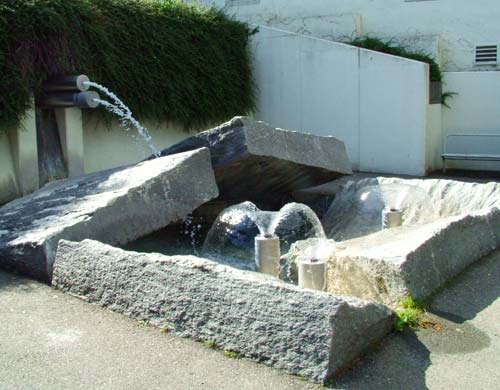 Brunnen aus Naturstein, öffentlicher Auftrag, Entwurf und Ausführung Failmezger