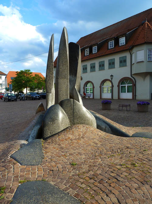 Platzbrunnen aus Naturstein, Entwurf Failmezger
