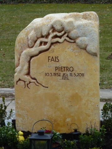Stehendes Einzelgrabmal aus Naturstein mit eingehauener Inschrift