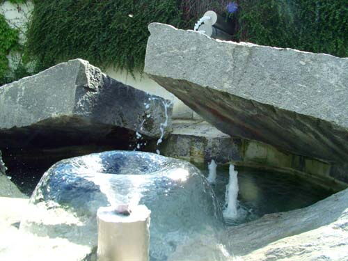 Brunnen aus Naturstein, öffentlicher Auftrag der Failmezger Werkstatt