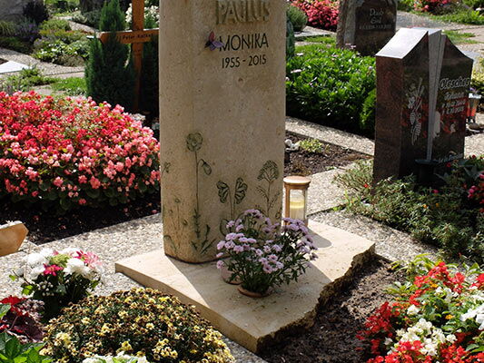 Stehendes Einzelgrabmal aus Naturstein mit handgehauener Schrift
