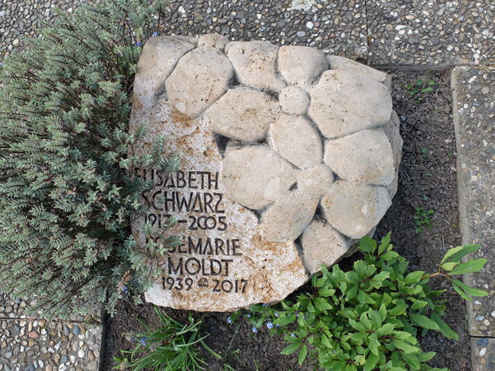 Urnengrabmal aus Naturstein