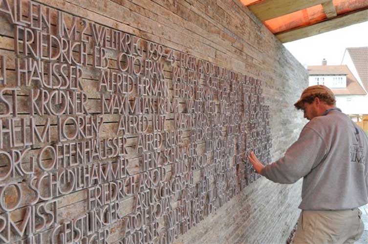 Mahnmal aus Naturstein, freistehend im öffentlichen Raum