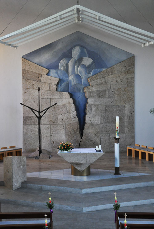 Sakrale Gestaltung aus Naturstein für einen Kirchenraum